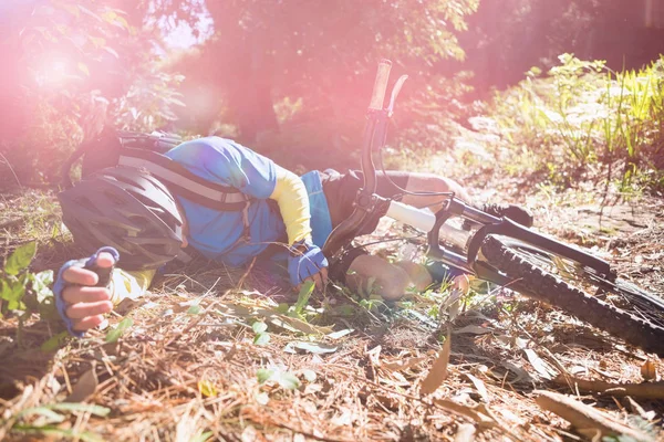 Мужской горный байкер упал с велосипедов — стоковое фото