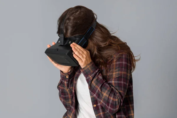 Красота женщина в шлем виртуальной реальности — стоковое фото