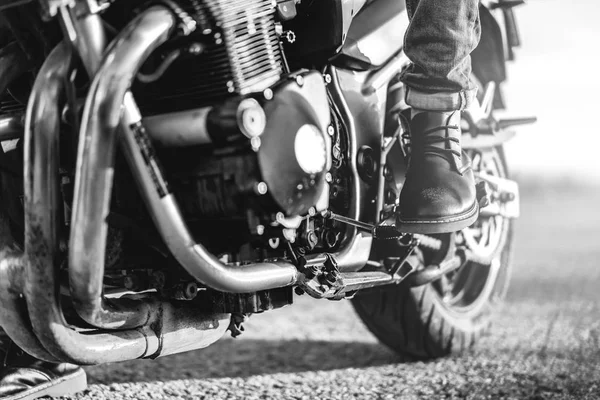 Человек, сидящий в мотоцикле — стоковое фото