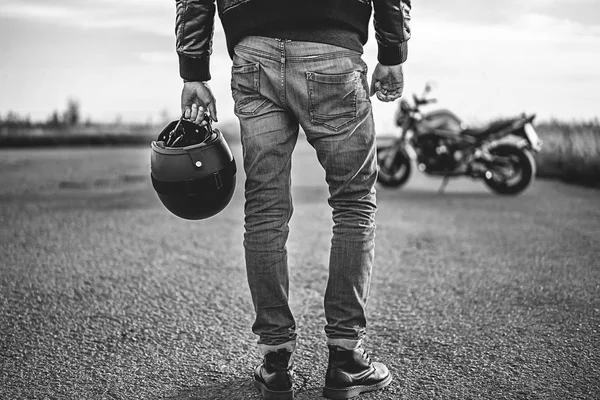 Человек, держащий шлем мотоцикла — стоковое фото