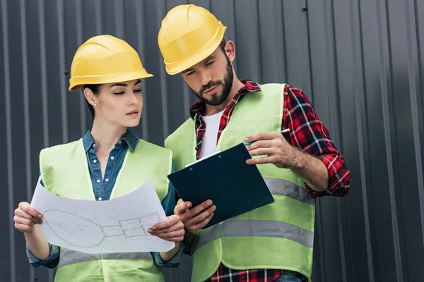 Adult Architects Hardhats Working Blueprint Clipboard Roof — стоковое фото