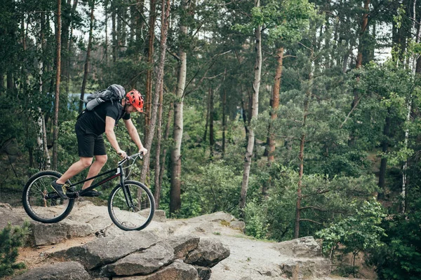 Вид Сбоку Мужчин Крайняя Велосипедист Защитный Шлем Делает Трюк Горном — стоковое фото