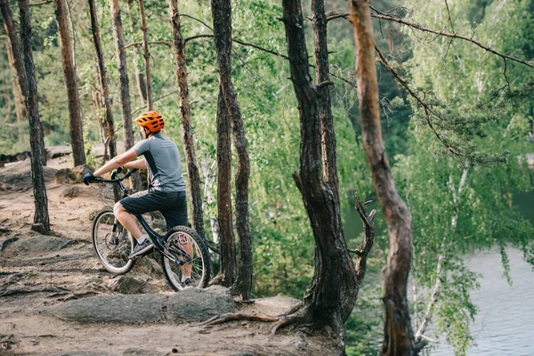 Вид Сзади Мужчин Велосипедист Шлем Прогулки Лесу — стоковое фото