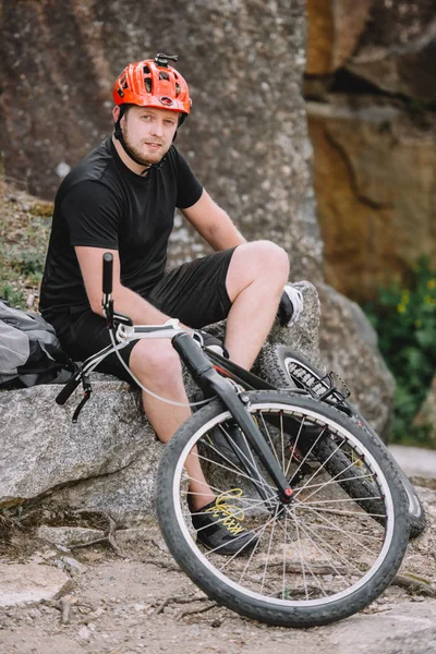 Красивый Молодой Пробную Байкер Расслабляющий Скалах Велосипедов Открытом Воздухе Глядя — стоковое фото