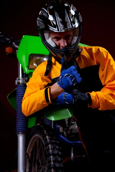 Молодые байкер с его крест мотоцикла — стоковое фото