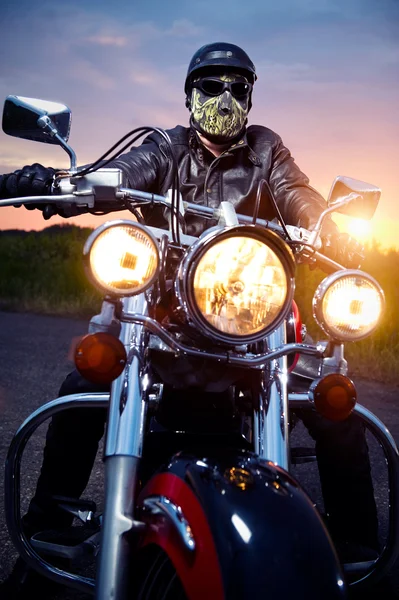 Мотоциклист на мотоцикле — стоковое фото