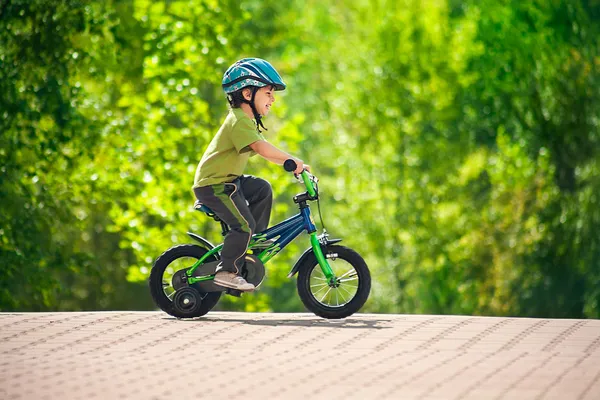 Велосипед езда мальчик в шлеме — стоковое фото
