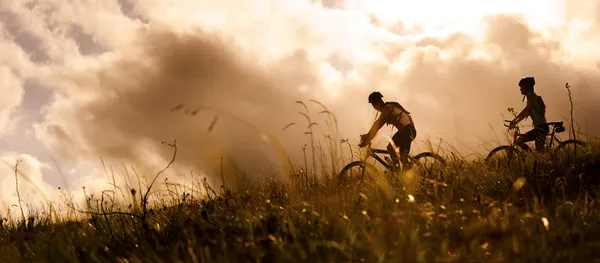 Mountainbike соединяются на открытом воздухе — стоковое фото