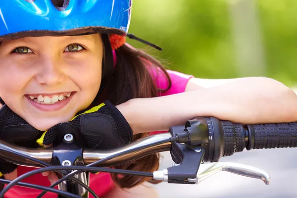 Лицо маленькой девочкой на велосипеде — стоковое фото